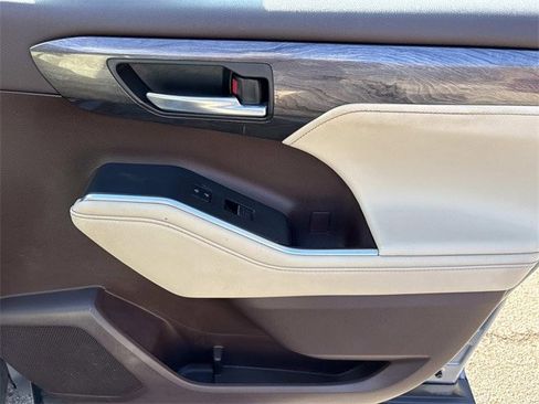 Used 2020 Toyota Highlander Platinum image 25