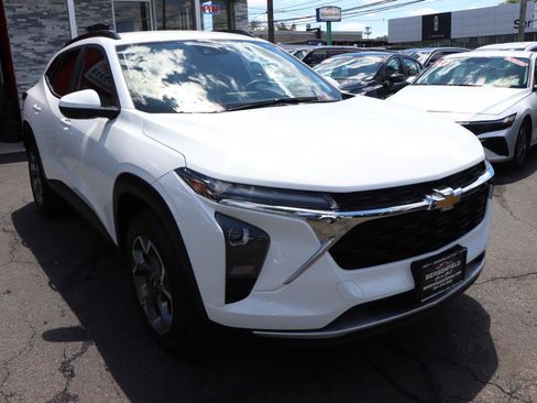 Used 2025 Chevrolet Trax LT FWD image 7