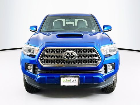 Used 2017 Toyota Tacoma TRD Sport RWD image 2