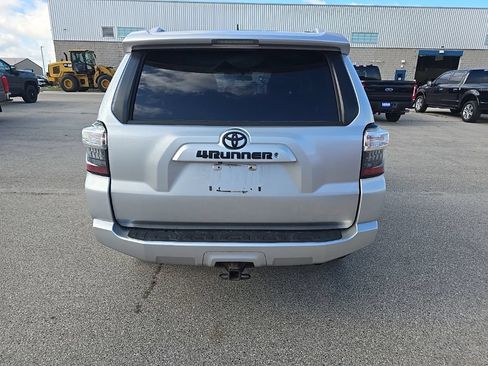 Used 2017 Toyota 4Runner SR5 AWD/4WD image 5