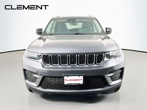 Used 2023 Jeep Grand Cherokee Laredo RWD image 3