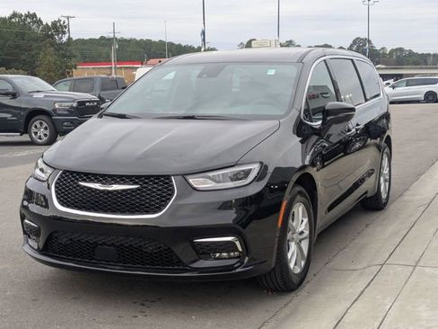 New 2026 Chrysler Pacifica Select image 4