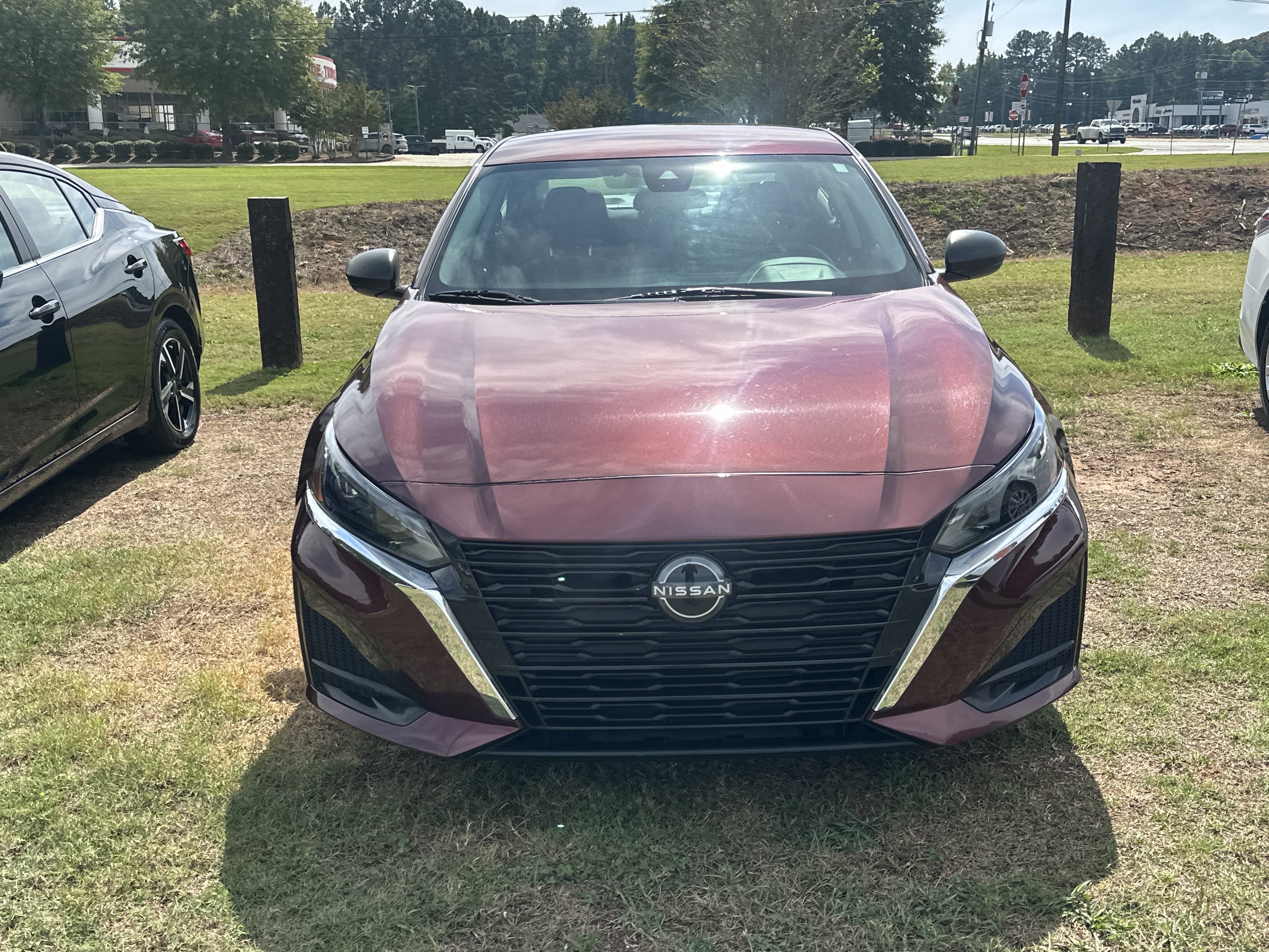 Used 2024 Nissan Altima 2.5 SV FWD image 2