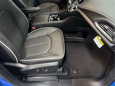 New 2026 Chrysler Pacifica Limited w/ Uconnect Theater Family Group FWD image 30