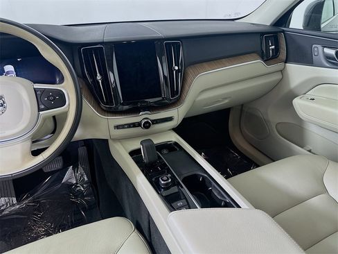 Used 2022 Volvo XC60 B5 Momentum w/ Climate Package image 18