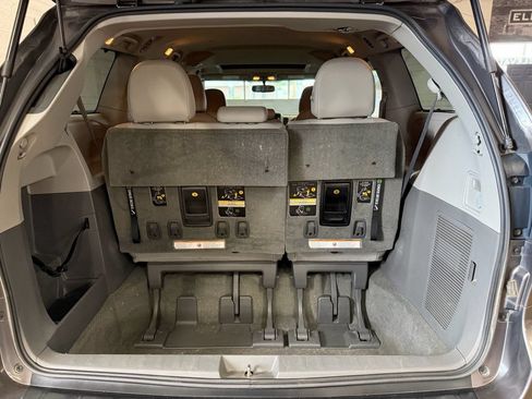 Used 2015 Toyota Sienna XLE FWD image 18