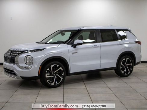Used 2024 Mitsubishi Outlander SE image 1