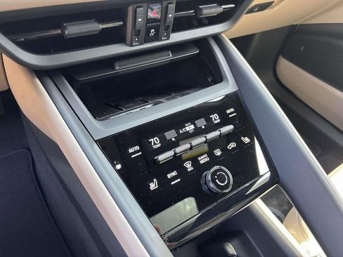 Used 2025 Porsche Macan Electric RWD image 35