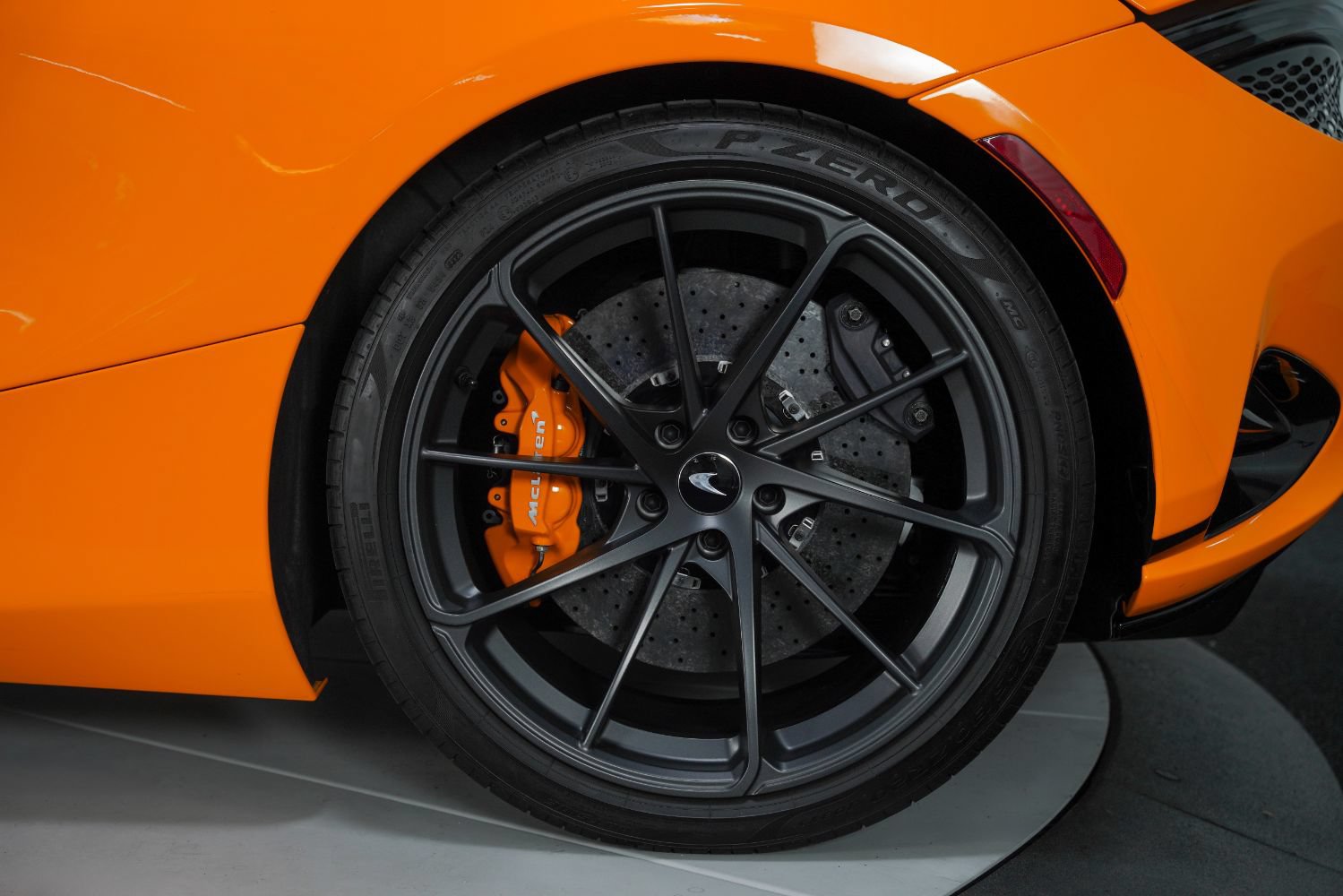 Used 2024 McLaren 750S Spider RWD image 18