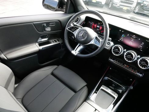 Used 2025 Mercedes-Benz GLB 250 4MATIC image 9