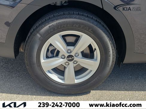 Certified 2025 Kia Sorento LX FWD image 9
