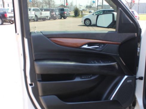 Used 2015 Cadillac Escalade Luxury image 11