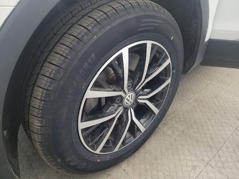 Used 2021 Volkswagen Tiguan SE image 31