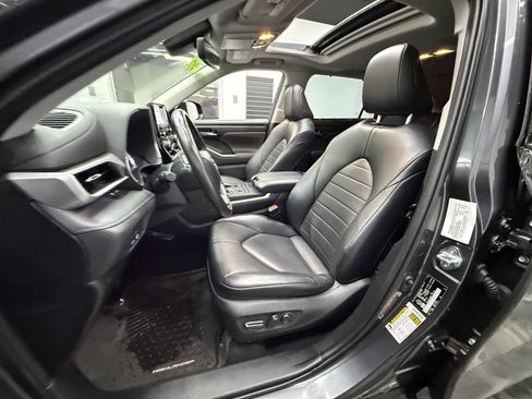 Used 2022 Toyota Highlander XLE image 11
