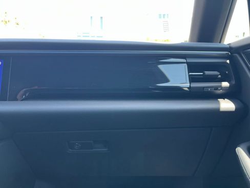 Used 2025 Porsche Macan Electric w/ Premium Package RWD image 18