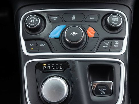 Used 2017 Chrysler 200 Limited Platinum FWD image 34
