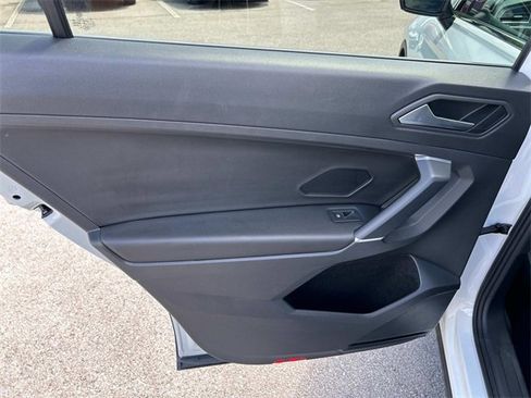 Used 2020 Volkswagen Tiguan SE w/ Panoramic Sunroof Package image 20
