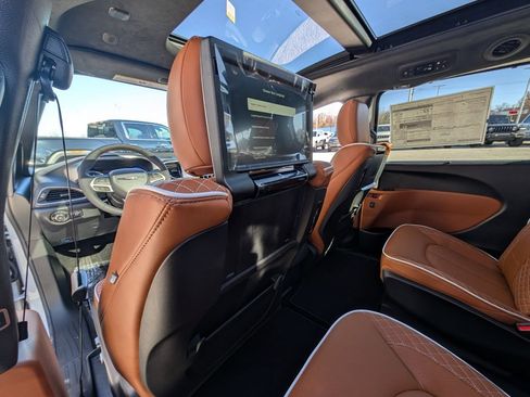 New 2026 Chrysler Pacifica Pinnacle w/ Trailer Tow Group image 18