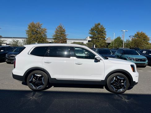 Used 2024 Kia Telluride EX w/ EX Captain's Chair Package image 9