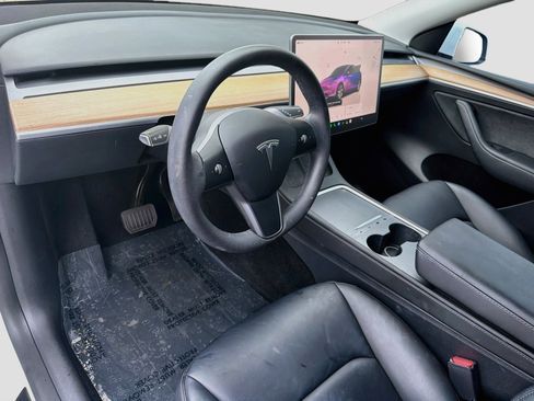 Used 2023 Tesla Model Y AWD image 9
