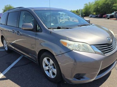 Used 2014 Toyota Sienna LE FWD image 3