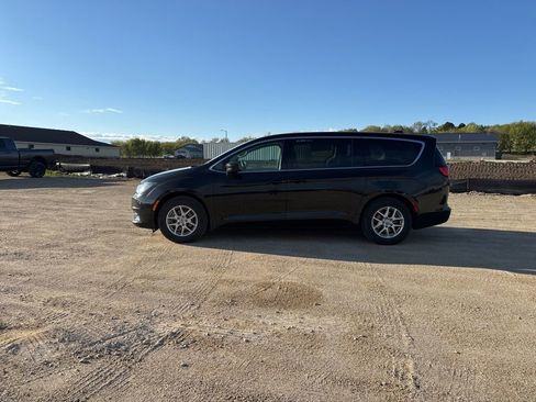 Used 2023 Chrysler Voyager LX FWD image 4