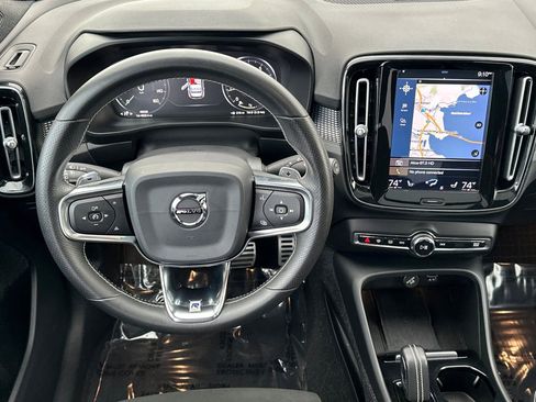 Used 2019 Volvo XC40 T4 R-Design image 16