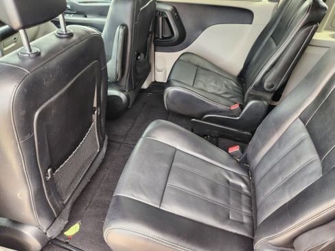 Used 2014 Chrysler Town & Country Touring FWD image 29