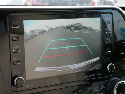 Certified 2021 Toyota Highlander XLE image 32