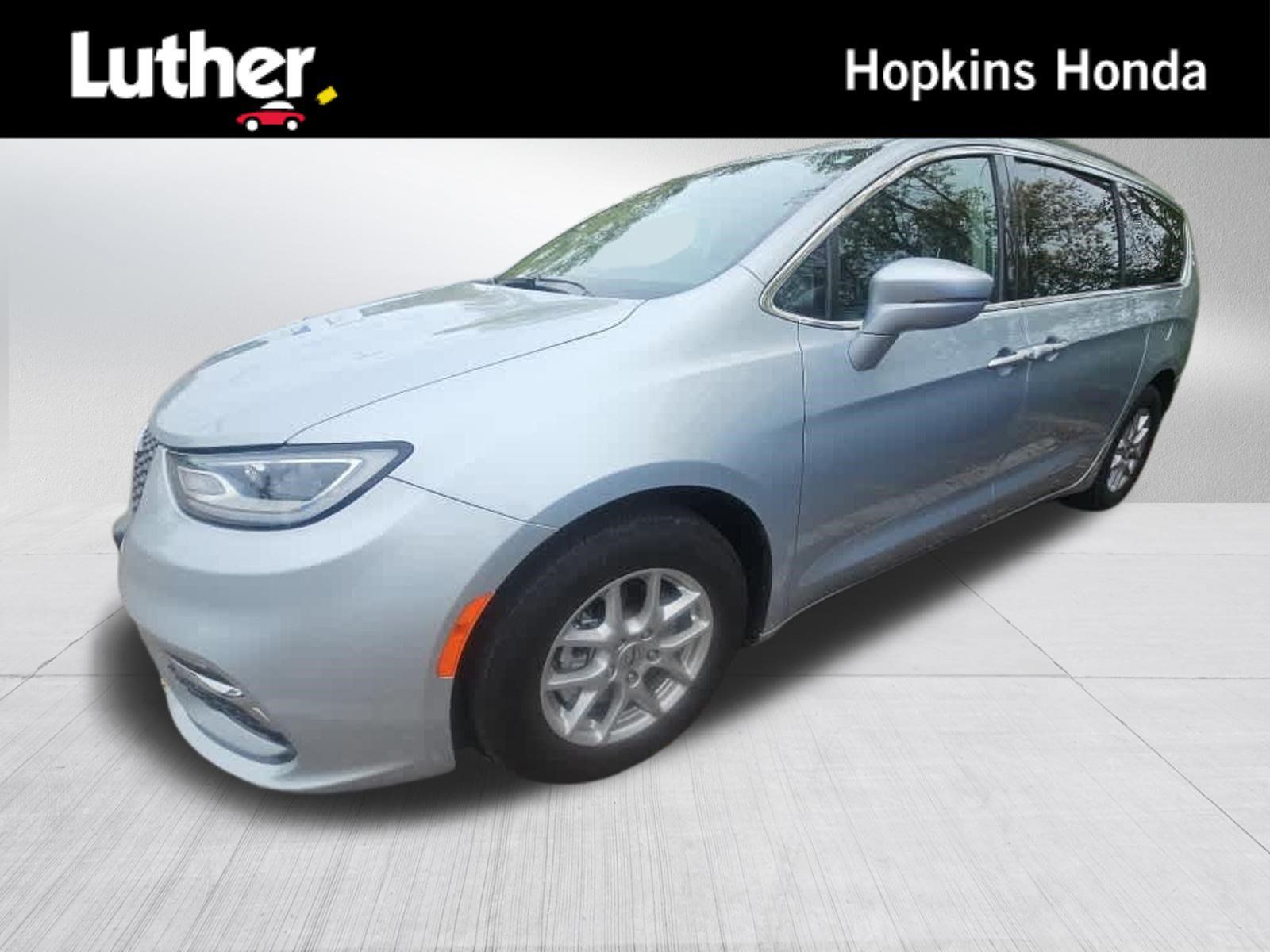 Used 2022 Chrysler Pacifica Touring-L FWD image 1