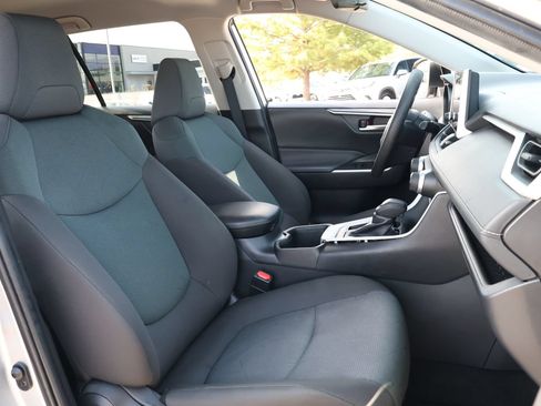Used 2025 Toyota RAV4 XLE FWD image 29