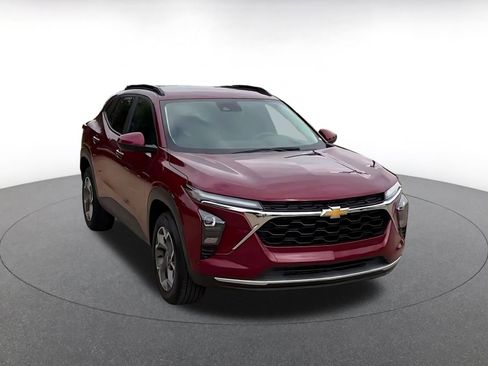 Used 2025 Chevrolet Trax LT FWD image 2