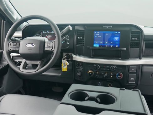 New 2025 Ford F250 XL w/ XL Chrome Package image 59