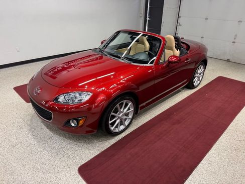 Used 2010 MAZDA MX-5 Miata Grand Touring w/ Premium Pkg RWD image 4
