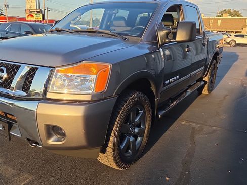 Used 2015 Nissan Titan SV w/ SV Value Truck Package AWD/4WD image 9