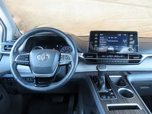 Used 2021 Toyota Sienna Limited image 20
