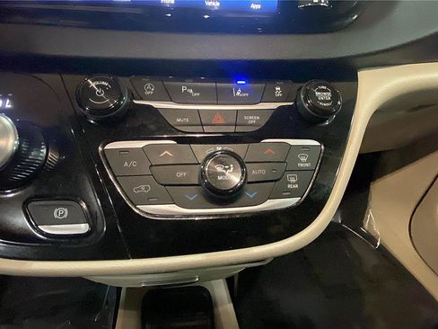 Used 2024 Chrysler Pacifica Touring-L image 14