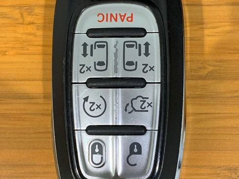 Used 2025 Chrysler Pacifica Limited FWD image 51