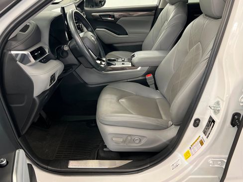 Used 2023 Toyota Highlander Platinum FWD image 18