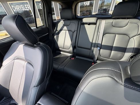 Used 2025 Jeep Grand Cherokee Limited w/ Luxury Tech Group II image 34