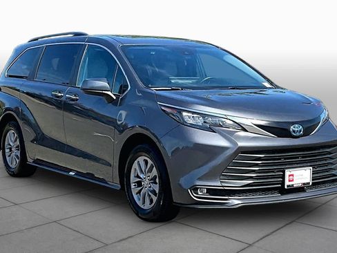 Certified 2025 Toyota Sienna XLE FWD image 2