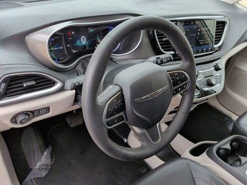 Used 2024 Chrysler Pacifica Limited FWD image 14