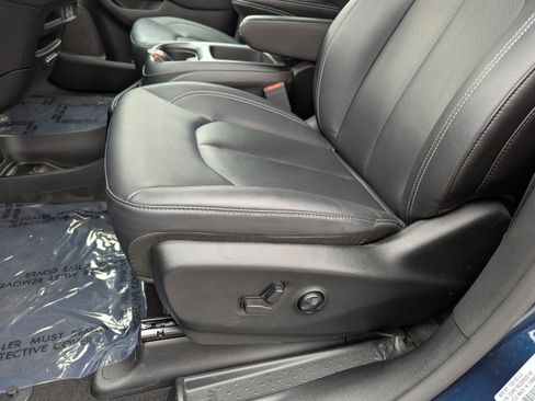 Used 2025 Chrysler Pacifica Select image 18