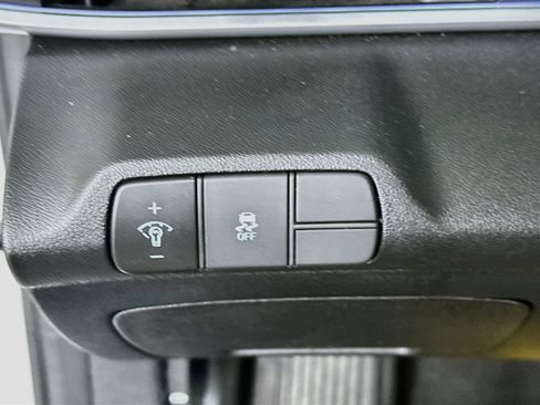 Used 2025 Hyundai Elantra SEL FWD image 17