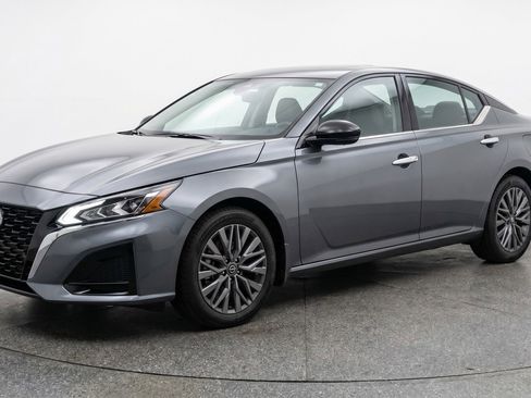 Used 2025 Nissan Altima 2.5 SV FWD image 3