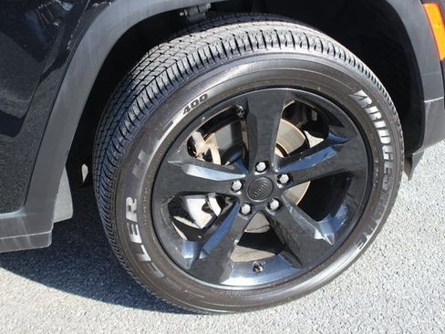 Used 2023 Jeep Grand Cherokee Altitude image 34