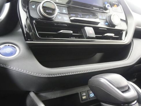 Used 2022 Toyota Highlander XLE image 29