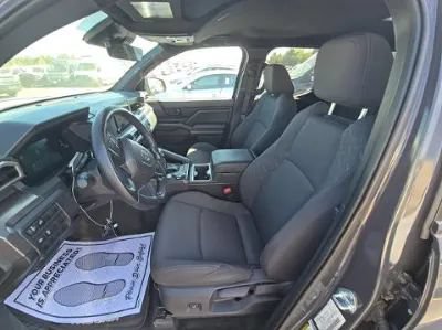 Used 2025 Toyota Tacoma SR5 AWD/4WD image 9