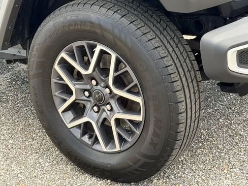Used 2024 Jeep Wrangler Unlimited Sahara AWD/4WD image 9