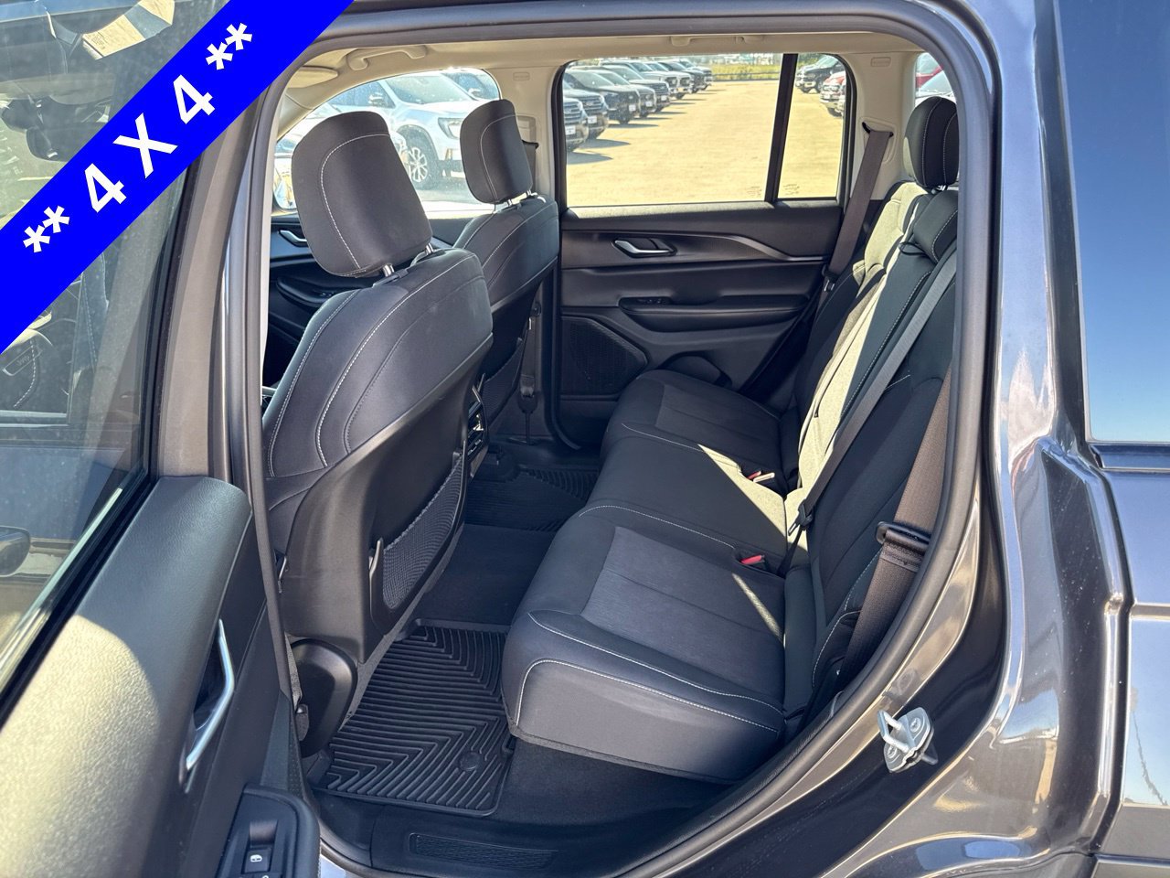 Used 2023 Jeep Grand Cherokee Laredo AWD/4WD image 6